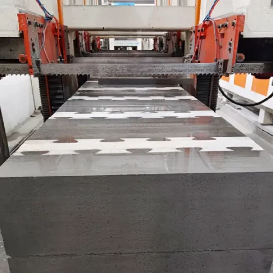 อุปกรณ์การผลิตบล็อกแซนด์วิชคอมโพสิตฉนวนกันความร้อนในตัว